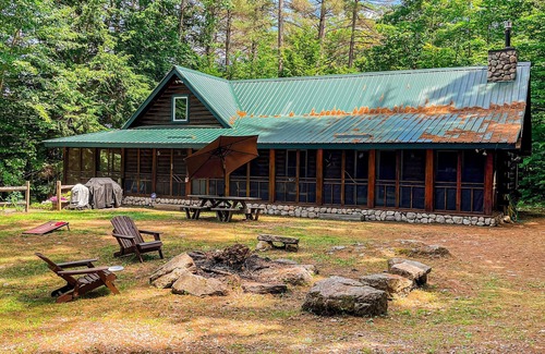 Laconia Cabine | Cozy cabin with sauna, minutes from Weirs Beach.