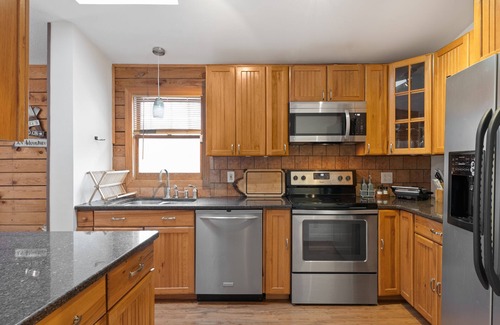 Glasser Cabine | Cozy Cabin with Hot Tub, Private Lake & Game Room
