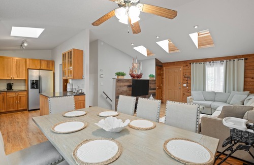 Glasser Cabine | Cozy Cabin with Hot Tub, Private Lake & Game Room