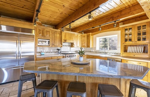 Ogden Cabine | Cozy Cabin with Views, Four King Beds & Hot Tub!