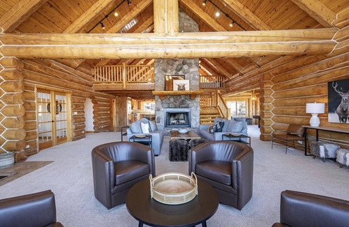 Ogden Cabine | Cozy Cabin with Views, Four King Beds & Hot Tub!
