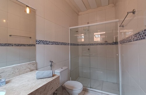 Pontal Appartement | Confortable Suite Caiçara | AC, TV & Wi-Fi à 300m du centre historique de Paraty