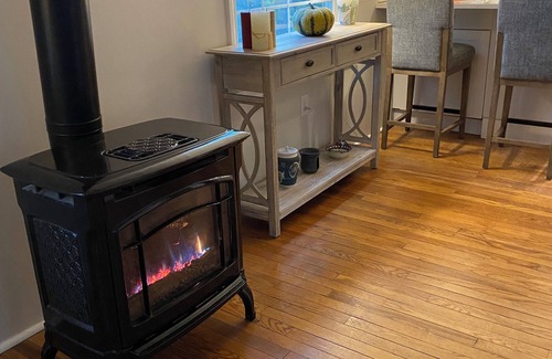 Peterborough Maison | Cozy Cape. Guest favorite. 2-bedroom house close to downtown Peterborough, NH