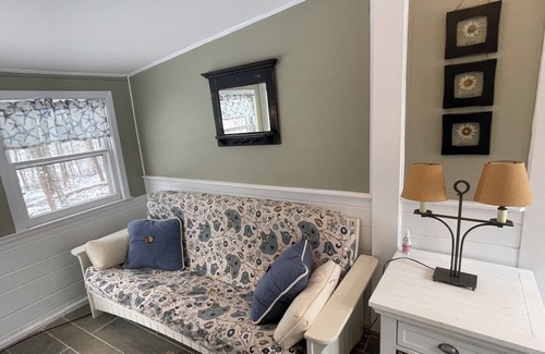 Peterborough Maison | Cozy Cape. Guest favorite. 2-bedroom house close to downtown Peterborough, NH