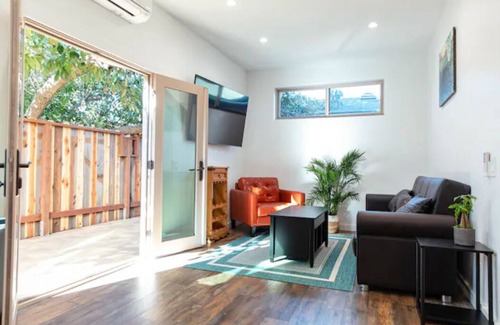 Ventura Maison | Cozy Casa. 1 mile from the beach/downtown.