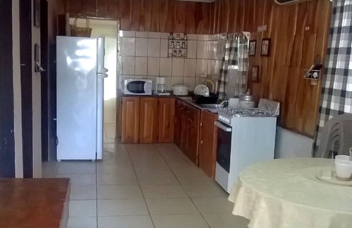 Paquera Maison | Casita confortable avec eau chaude et AC, plages à proximité, Ferry Paquera et ville!