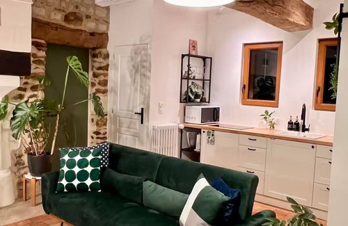 Corne Cottage | Gîte cosy aux allures de château avec kiosque privé et vue sur étang.