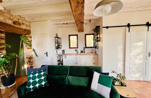 Corne Cottage | Gîte cosy aux allures de château avec kiosque privé et vue sur étang.