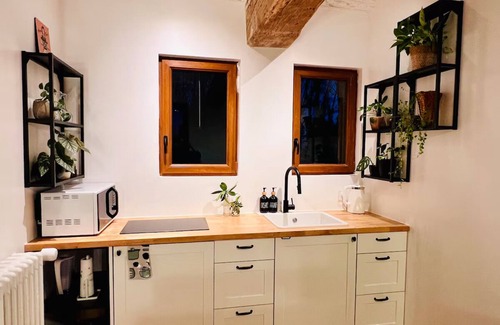 Corne Cottage | Gîte cosy aux allures de château avec kiosque privé et vue sur étang.