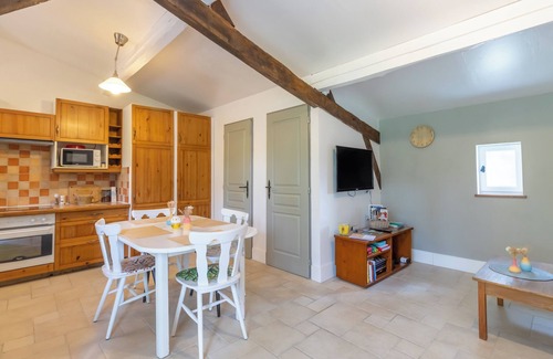 Saint-Cernin-de-lHerm Chalet De Ski | Chalet Douillet à Saint-Cernin-de-l'Herm – Nature, Piscine Partagée & Séjour Relax pour 4 Pers
