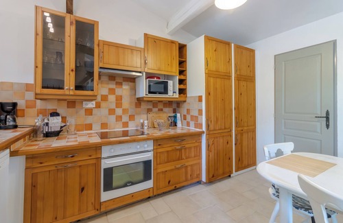 Saint-Cernin-de-lHerm Chalet De Ski | Chalet Douillet à Saint-Cernin-de-l'Herm – Nature, Piscine Partagée & Séjour Relax pour 4 Pers