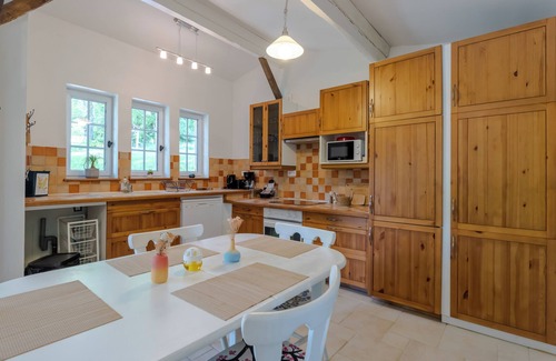 Saint-Cernin-de-lHerm Chalet De Ski | Chalet Douillet à Saint-Cernin-de-l'Herm – Nature, Piscine Partagée & Séjour Relax pour 4 Pers