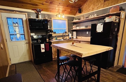 Kimball Lake Shores Cabine | Cozy Chalet, Hot Tub, <30min to N. Conway, Pets ok