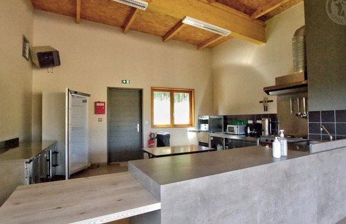 Les Noes Cottage | Chalet confortable avec terrasse privée, proche nature, sports et loisirs, animaux acceptés.