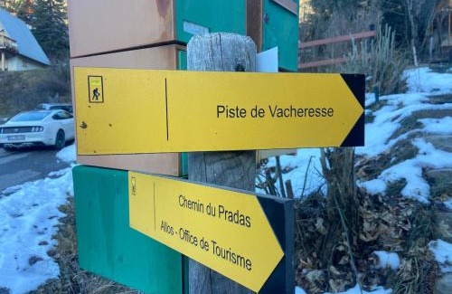 Allos Appartement | cozy chalet mountain view, garden