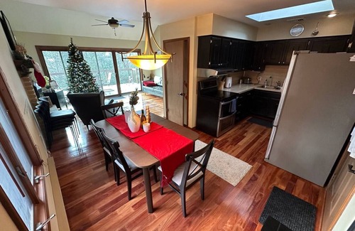 Aquashicola Chalet De Ski | Cozy chalet with hot tub and ski resort view