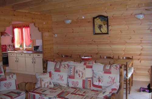 Saint-Nabord Cottage | Chalet chaleureux avec sauna, terrain, terrasse et babyfoot à Saint-Nabord