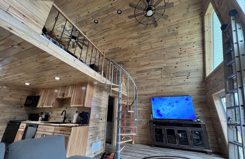 Port Crane Cabine | Cozy Charming Cabin in lovely Newark Valley with beautiful sunsets