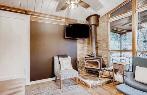 Baring Cabine | Cozy Christmas Cabin, surrounded by beautiful mountains.