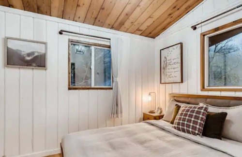 Baring Cabine | Cozy Christmas Cabin, surrounded by beautiful mountains.