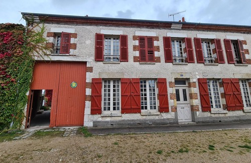 Bellegarde-du-Loiret Cottage | Gîte de charme avec cour et jardin, proche château, cheminée, ping-pong, draps inclus