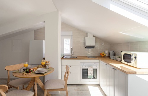 Seixal Appartement | Cozy City Loft with Natural Light