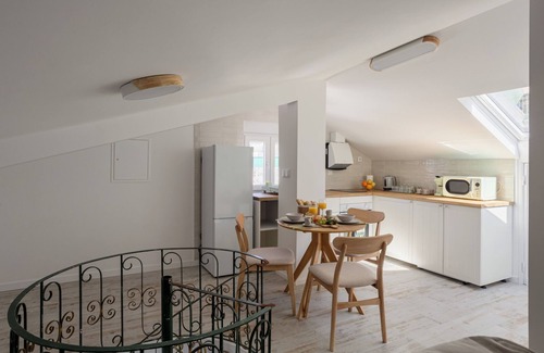 Seixal Appartement | Cozy City Loft with Natural Light