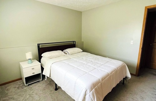 Cutlerville Maison | Cozy & clean 4BD house in Grand Rapids