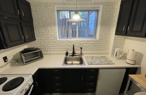 Cote-Des-Neiges—Notre-Dame-De-Grace Appartement | Cozy & Clean Apt - Great Central location+free parking - 31 night minimum