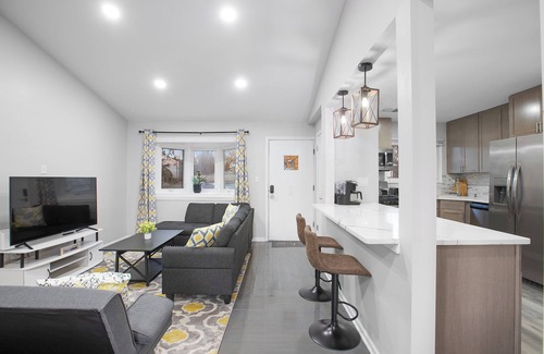 Fox Valley Maison | Cozy Clean Cottage 1/2 acre yard