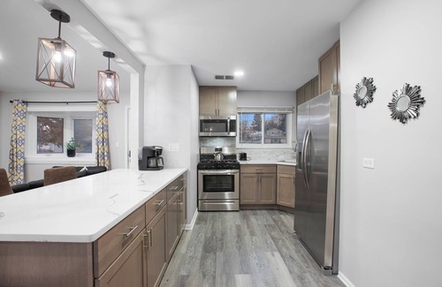 Fox Valley Maison | Cozy Clean Cottage 1/2 acre yard