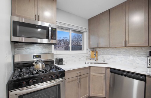 Fox Valley Maison | Cozy Clean Cottage 1/2 acre yard