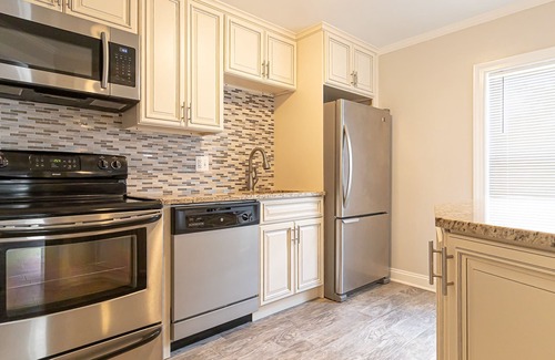 Springfield Maison | Cozy - Coffee/Tea bar - Kitchen- Bath - Work Station- Monitor