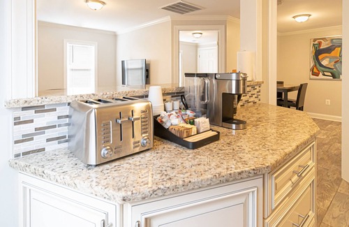 Springfield Maison | Cozy - Coffee/Tea bar - Kitchen- Bath - Work Station- Monitor