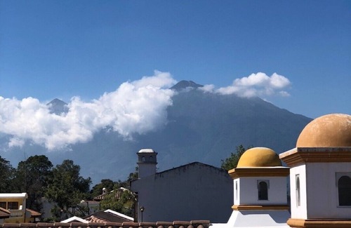 Antigua Guatemala Maison | COZY COLONIAL TWO-BEDROOM FAMILY HOME WITH BEAUTIFUL TERRACE WITH VOLCANOES VIEW