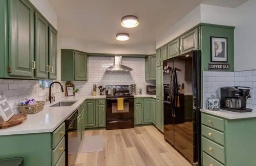 Arvada Plaza Area Maison | Cozy Colorado Retreat- Arvada w/ murals, game room, large backyard & hot tub!