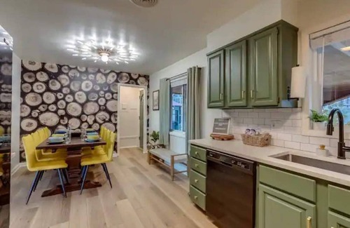 Arvada Plaza Area Maison | Cozy Colorado Retreat- Arvada w/ murals, game room, large backyard & hot tub!