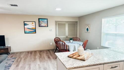 Texas City Appartement | Cozy Comfort 1BR - Renovated, Private, Pet Welcome