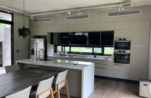 Solanas Maison | Cozy, comfortable, modern Design House, minutes to beach