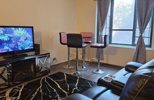 East Bronx Maison | Cozy Condo Quiet Neighborhood In The Bronx! 30 minutes to Manhattan