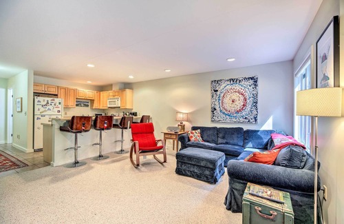 East Burke Copropriété | NOUVEAU! Cozy Condo w / Patio, marcher jusqu'à Burke Mountain!