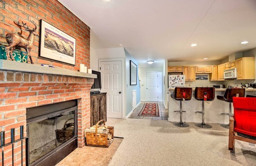 East Burke Copropriété | NOUVEAU! Cozy Condo w / Patio, marcher jusqu'à Burke Mountain!