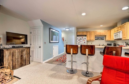 East Burke Copropriété | NOUVEAU! Cozy Condo w / Patio, marcher jusqu'à Burke Mountain!