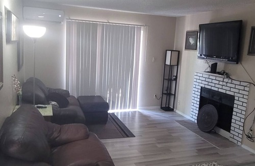 Clodine Copropriété | Cozy Condo2, surrounded by shopping & eateries