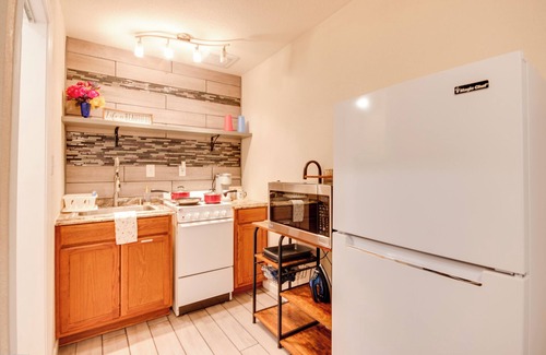 Dallas Appartement | Cozy Coop-10 min-DT Dallas-Full Kitchen & Private Patio
