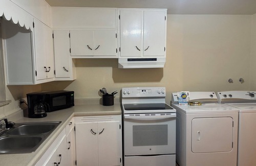 La Junta Appartement | Cozy Corner 1401- West -Unit 2-bedroom apt in adorable La Junta with WiFi, AC