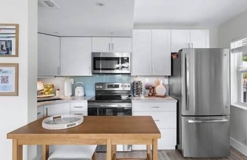 Hendricks and Venice Isles Copropriété | Cozy corner condo, just renovated, pool views