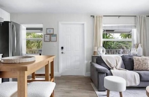 Hendricks and Venice Isles Copropriété | Cozy corner condo, just renovated, pool views