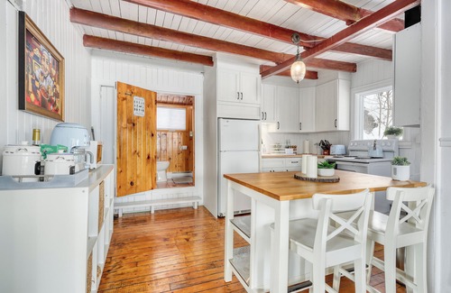 Saint-Jean-de-Matha Chalet De Ski | Cozy cottage w view/access to lake near Glissades St-Jean de Matha and Golf