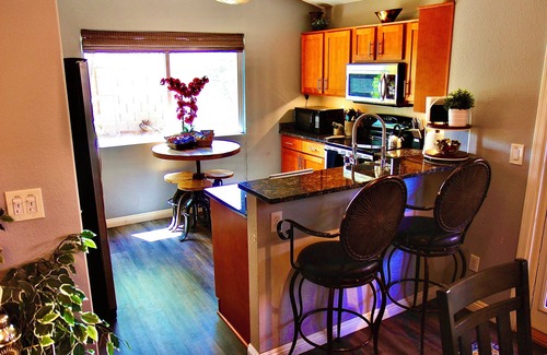 Paradise Valley Village Maison | Cozy Cottage - 2 BD Energy Efficient Victorian Villa